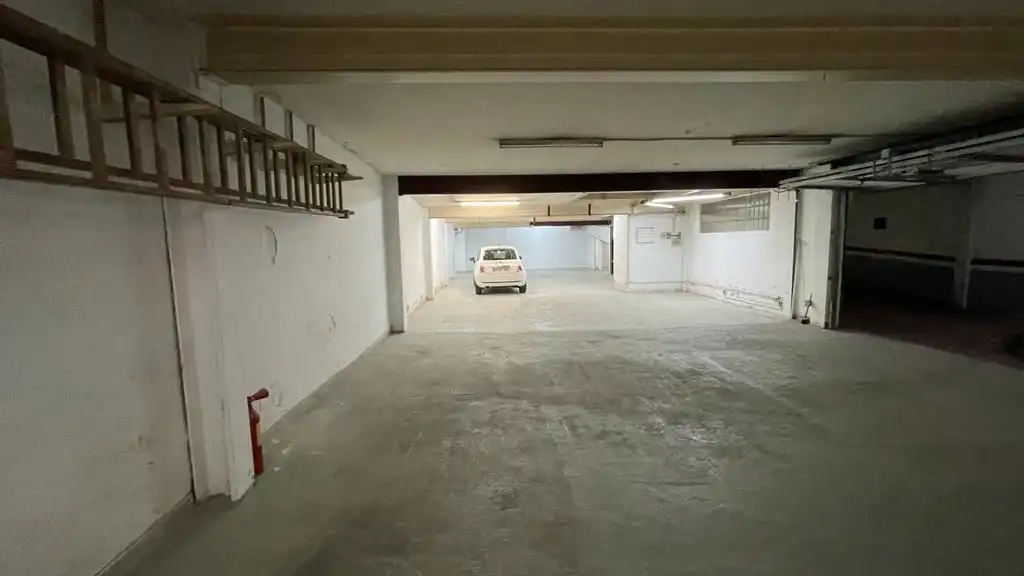 Parkplatz von Fabrikhallen zum Verkauf in Barcelona