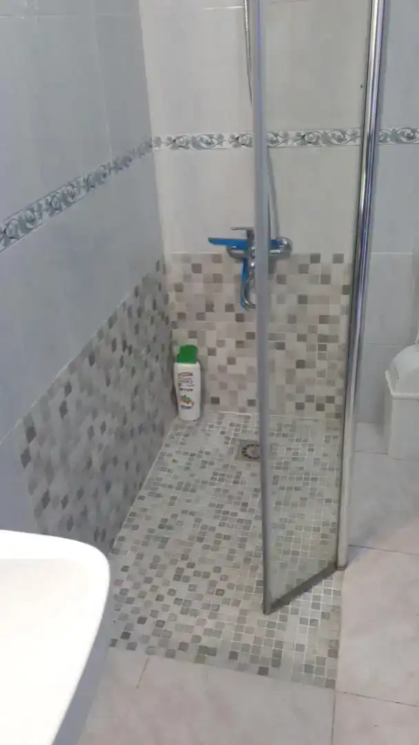 Badezimmer von Erdgeschoss zur Miete in Calañas mit Privatgarten, Möbliert und Ofen