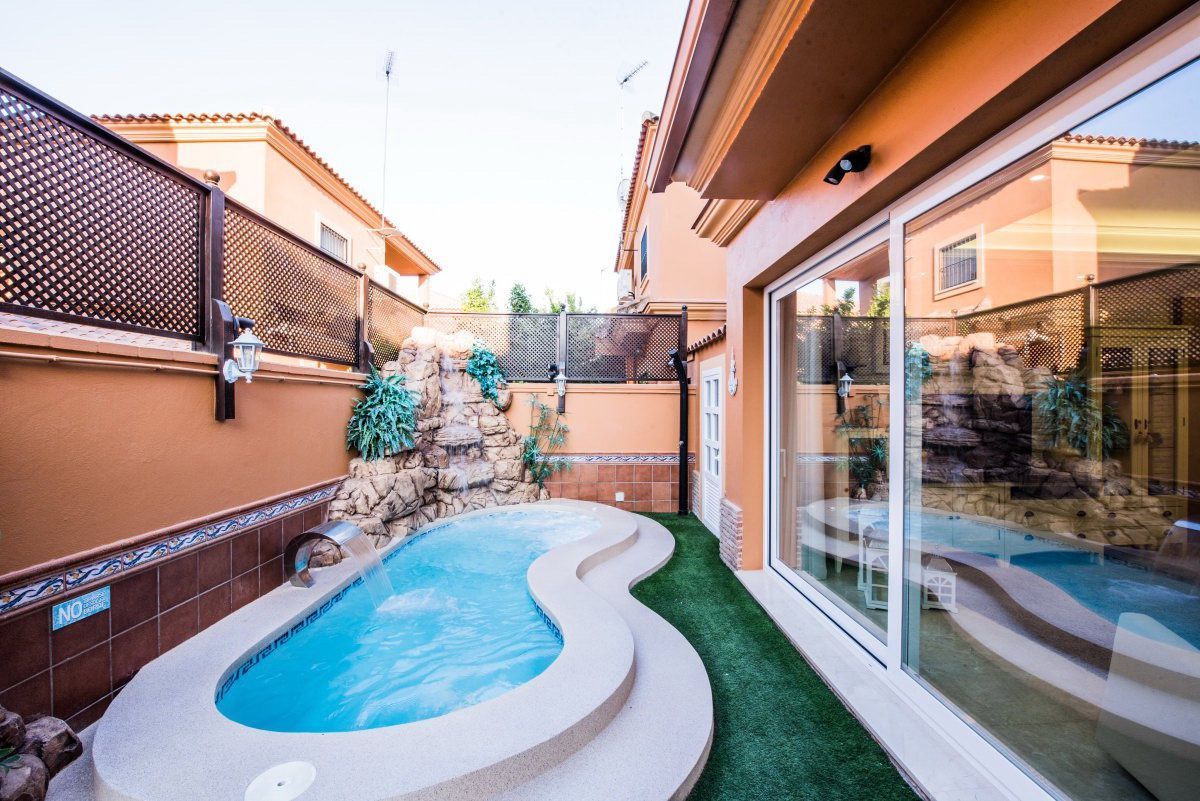 Piscina de Casa o xalet en venda en La Rinconada amb Piscina i Moblat