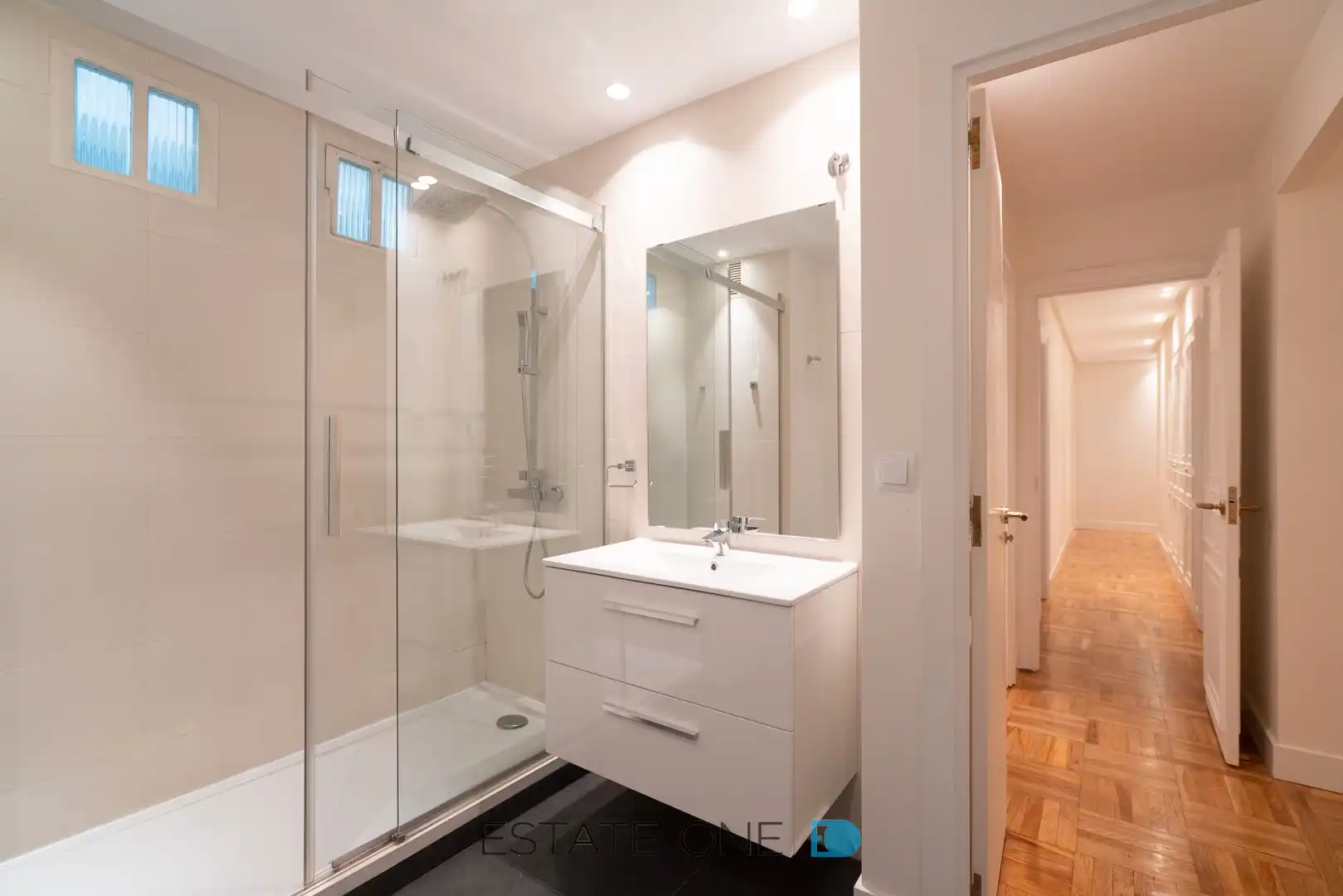 Bathroom of Flat for rent in Madrid  with Air Conditioner, Heating and Parquet flooring