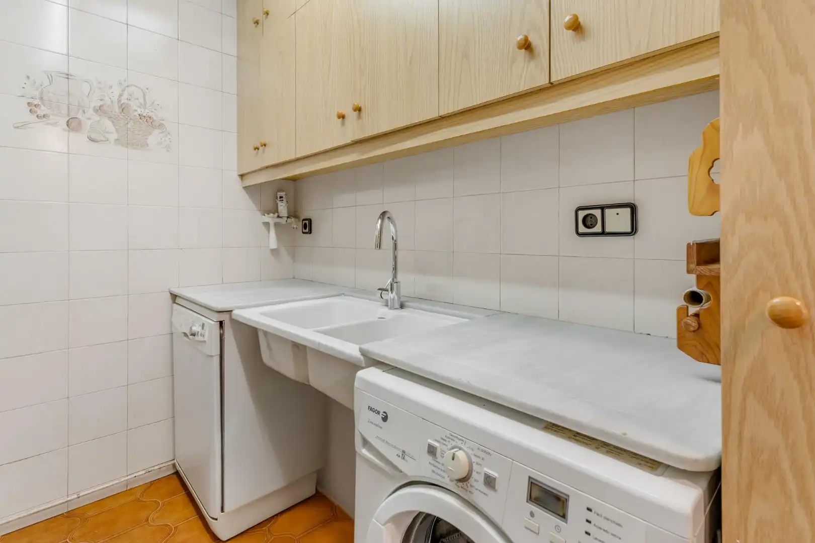 Küche von Einfamilien-Reihenhaus zum Verkauf in Barcelona mit Klimaanlage, Heizung und Terrasse