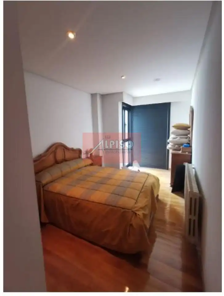 Habitación de Piso en venta en Ourense Capital  con Calefacción, Parquet y Amueblado