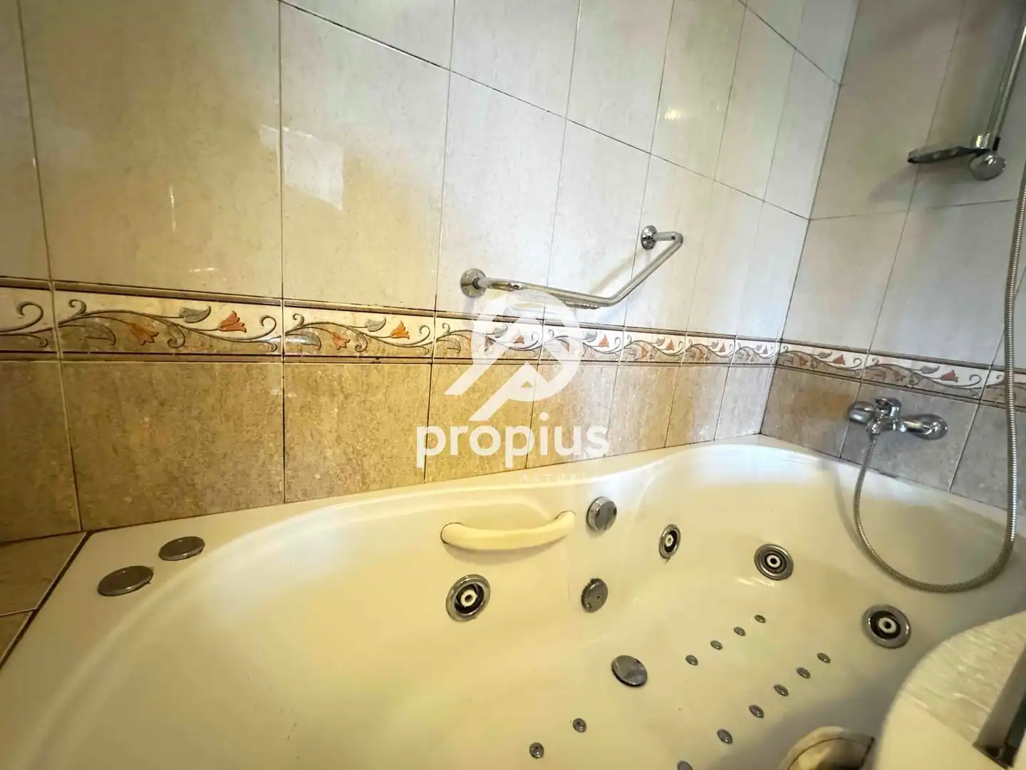 Baño de Piso en venta en Llanes con Calefacción, Parquet y Trastero