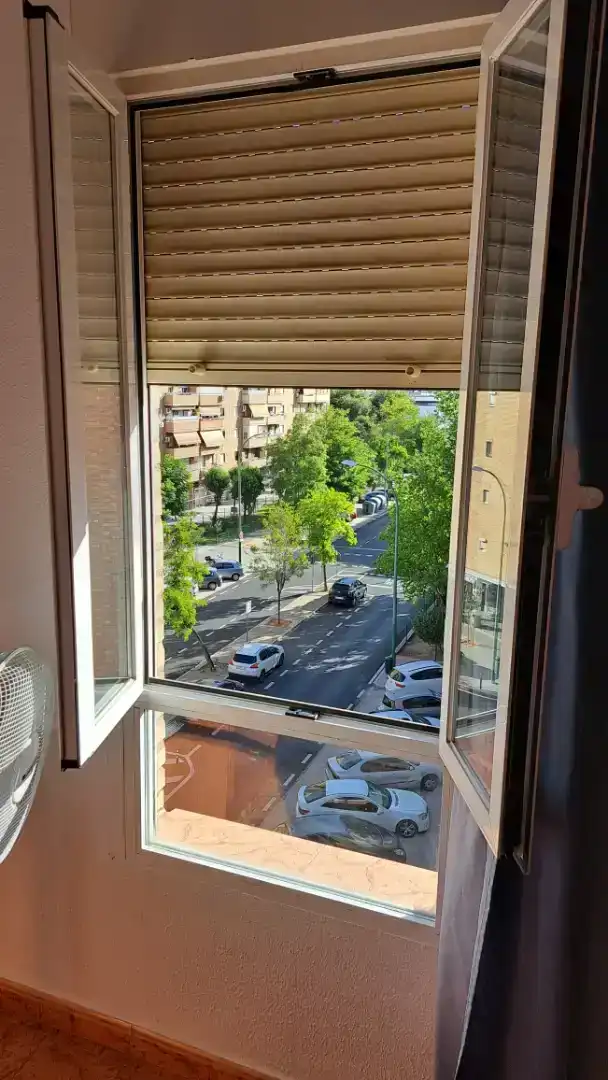 Außenansicht von Wohnung zur Miete in  Sevilla Capital mit Klimaanlage und Balkon