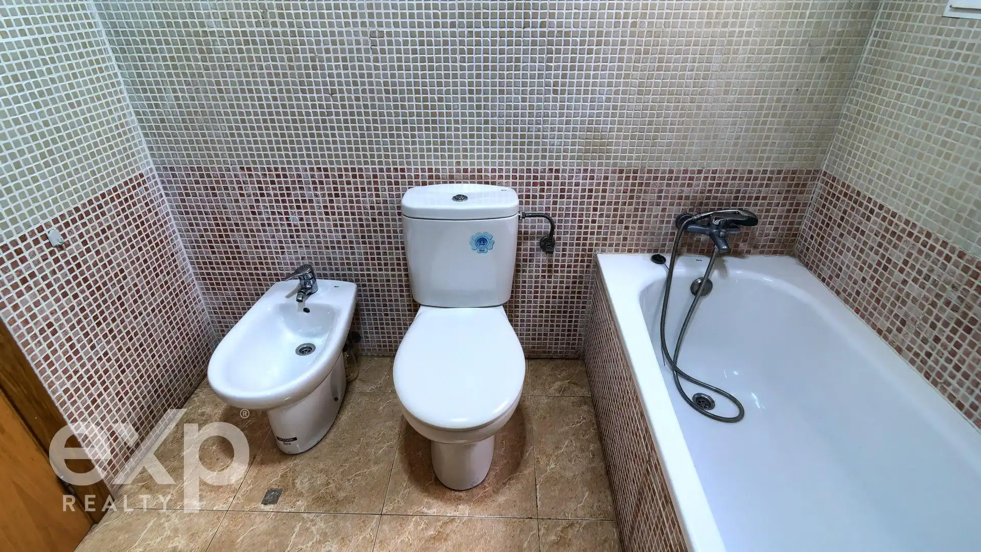 Bathroom of Flat for sale in Alginet  with Air Conditioner, Terrace and Storage room