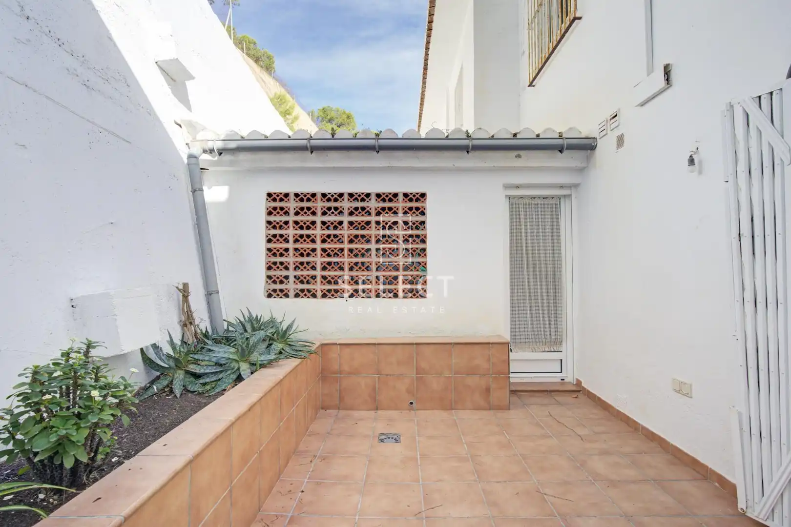 Vista exterior de Casa adosada en venda en Almuñécar amb Terrassa, Balcó i Piscina comunitària