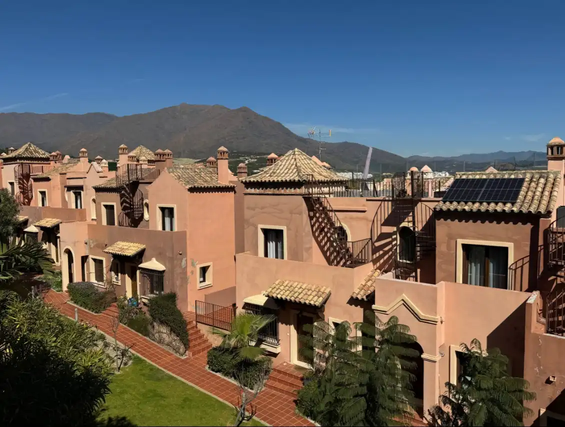 Vista exterior de Casa adosada en venda en Estepona amb Aire condicionat, Calefacció i Jardí privat