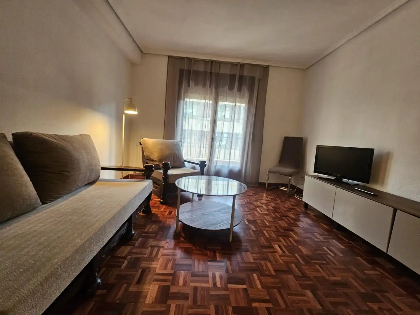 Sala d'estar de Apartament de lloguer en Salamanca amb Calefacció, Parquet i Moblat