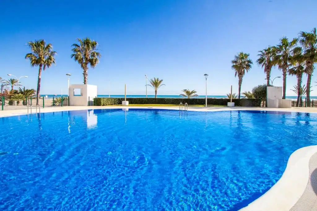 Piscina de Apartament de lloguer en Cullera amb Aire condicionat, Terrassa i Moblat
