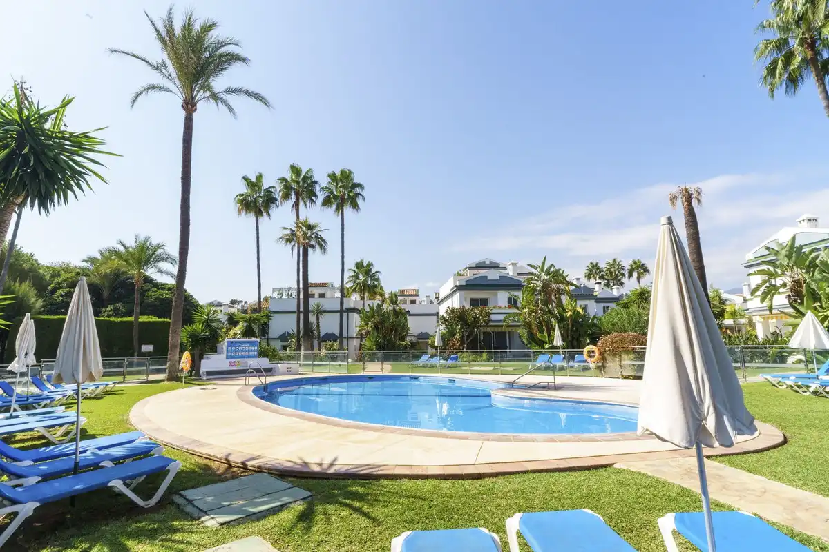 Piscina de Planta baja de alquiler en Estepona con Aire acondicionado, Terraza y Piscina comunitaria