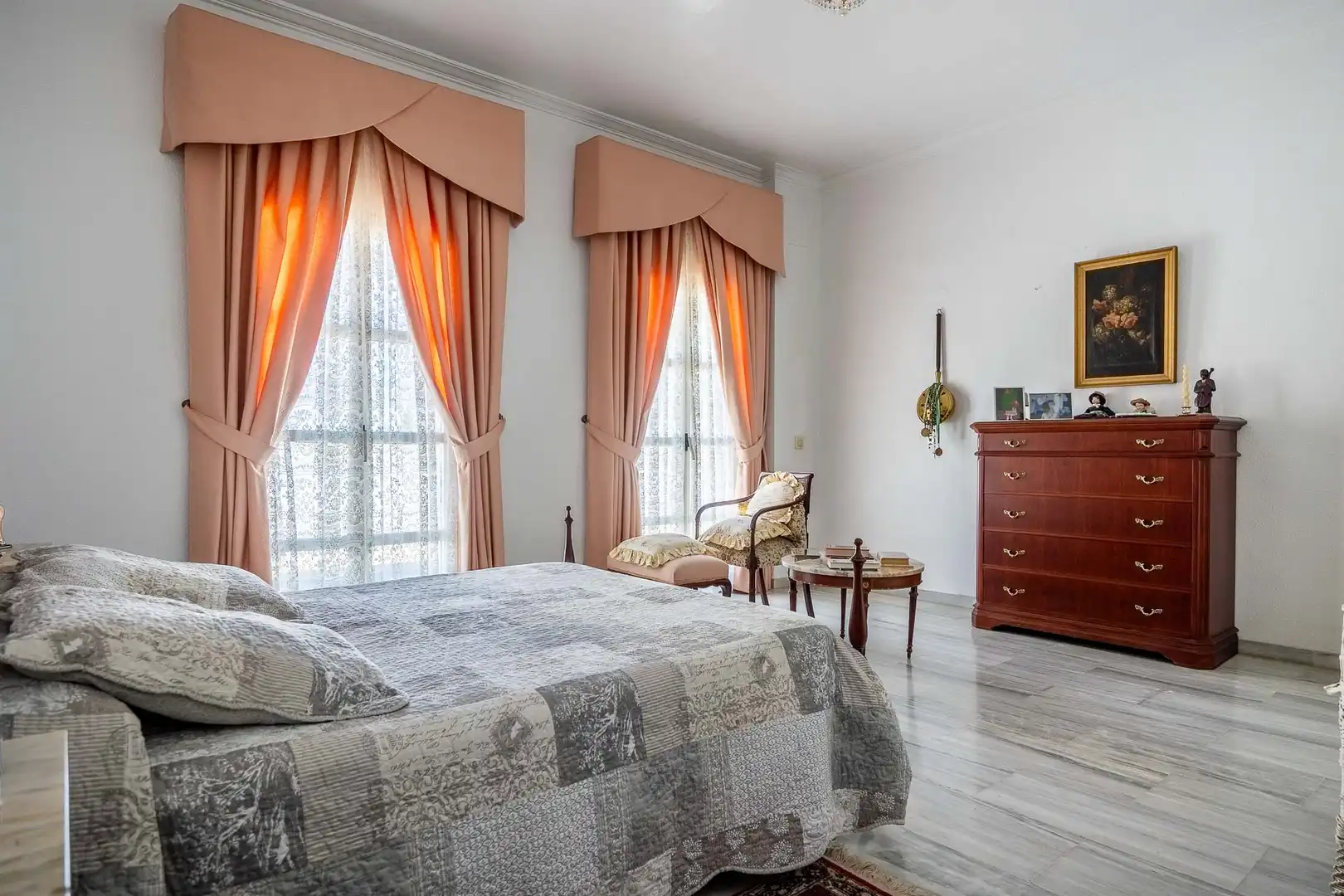 Dormitori de Casa o xalet en venda en Mairena del Aljarafe amb Aire condicionat, Jardí privat i Terrassa