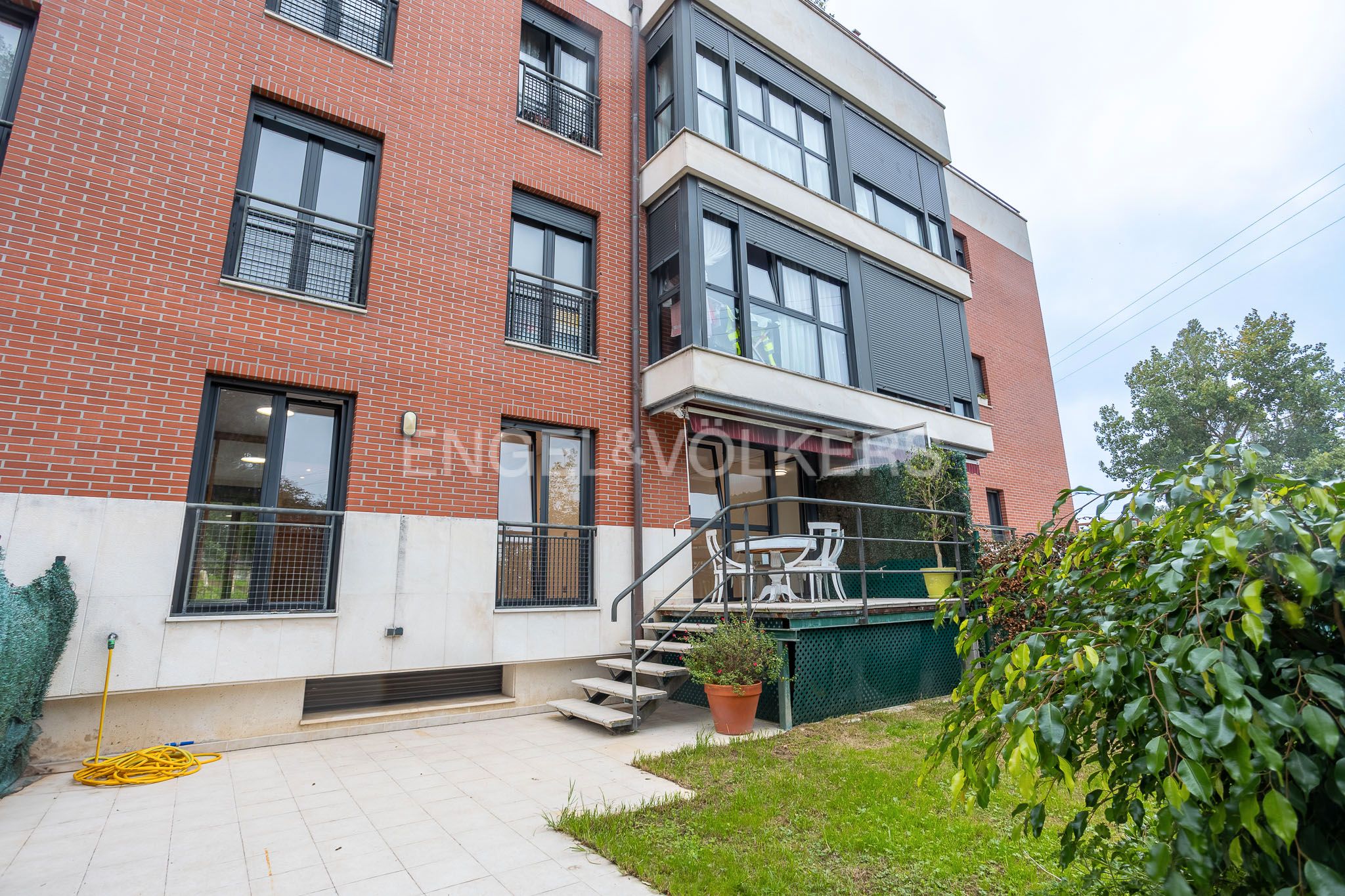 Vista exterior de Apartament de lloguer en Santa Cruz de Bezana amb Calefacció, Jardí privat i Terrassa