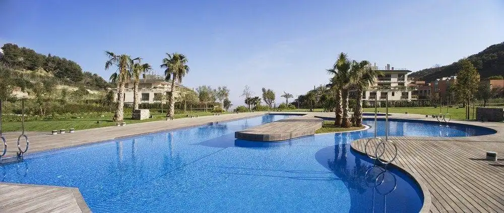 Piscina de Pis en venda en Barcelona amb Aire condicionat, Calefacció i Jardí privat