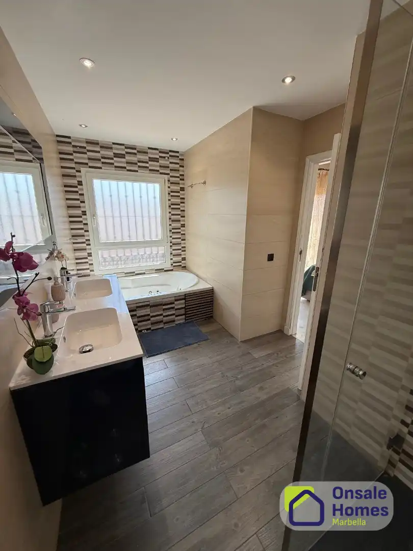 Baño de Casa adosada en venta en Marbella con Aire acondicionado, Jardín privado y Terraza