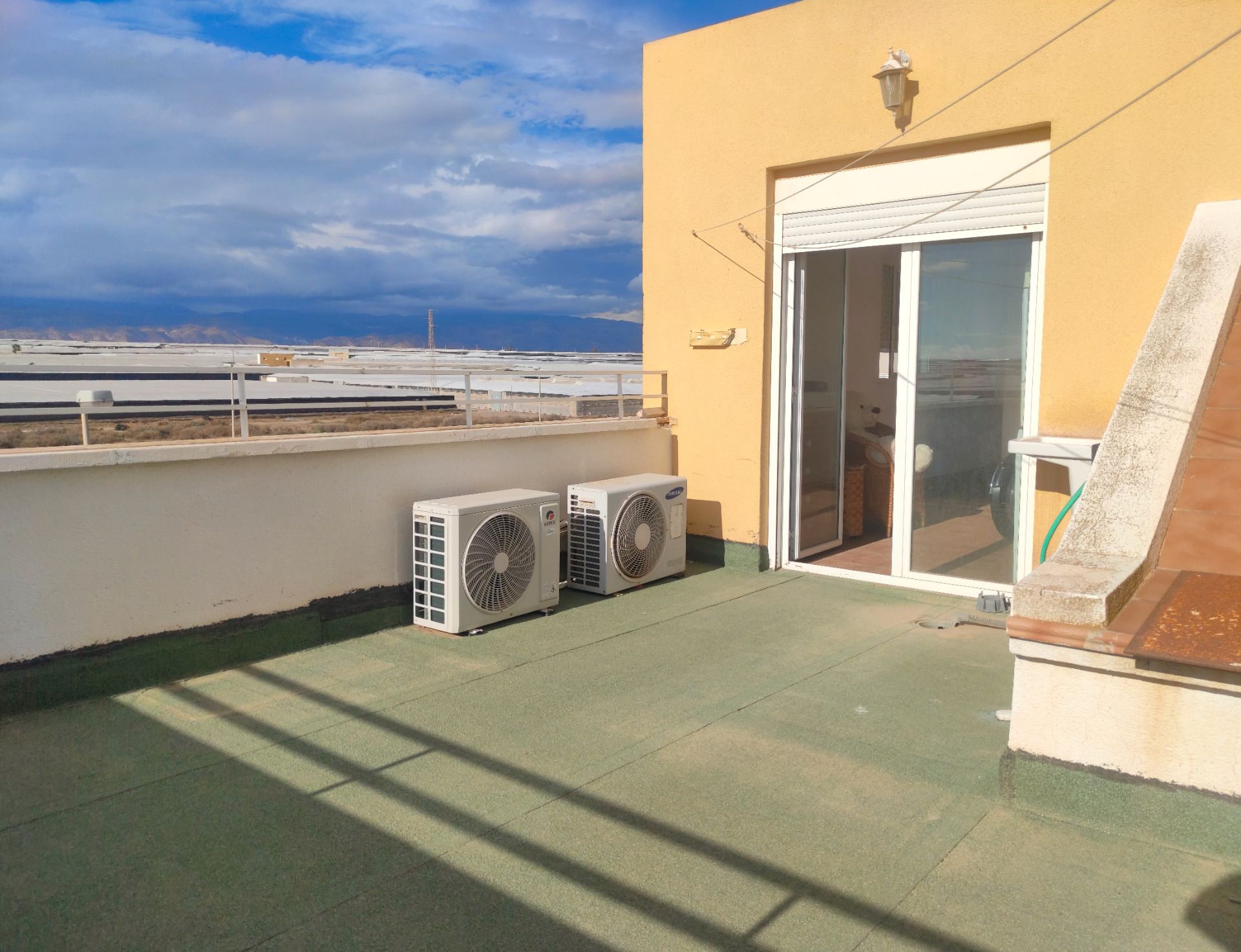 Terrassa de Casa adosada en venda en Roquetas de Mar amb Moblat