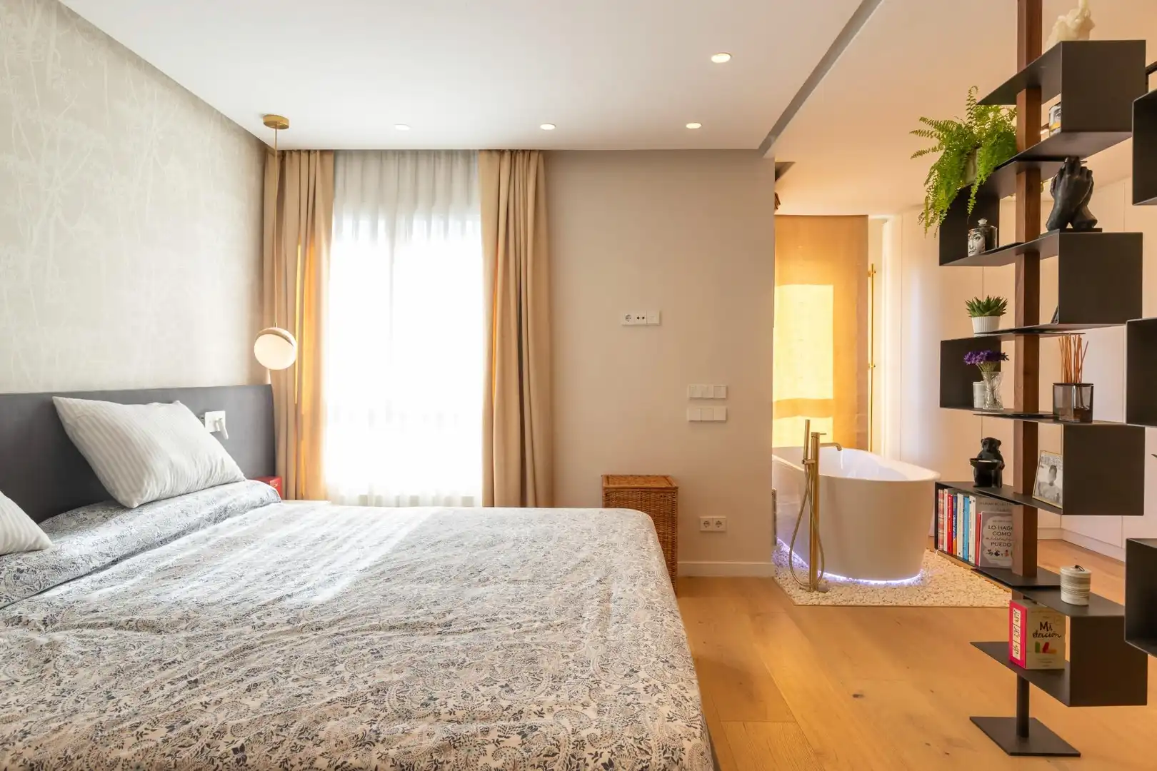 Schlafzimmer von Dachboden zum Verkauf in Sabadell mit Klimaanlage, Heizung und Parkett