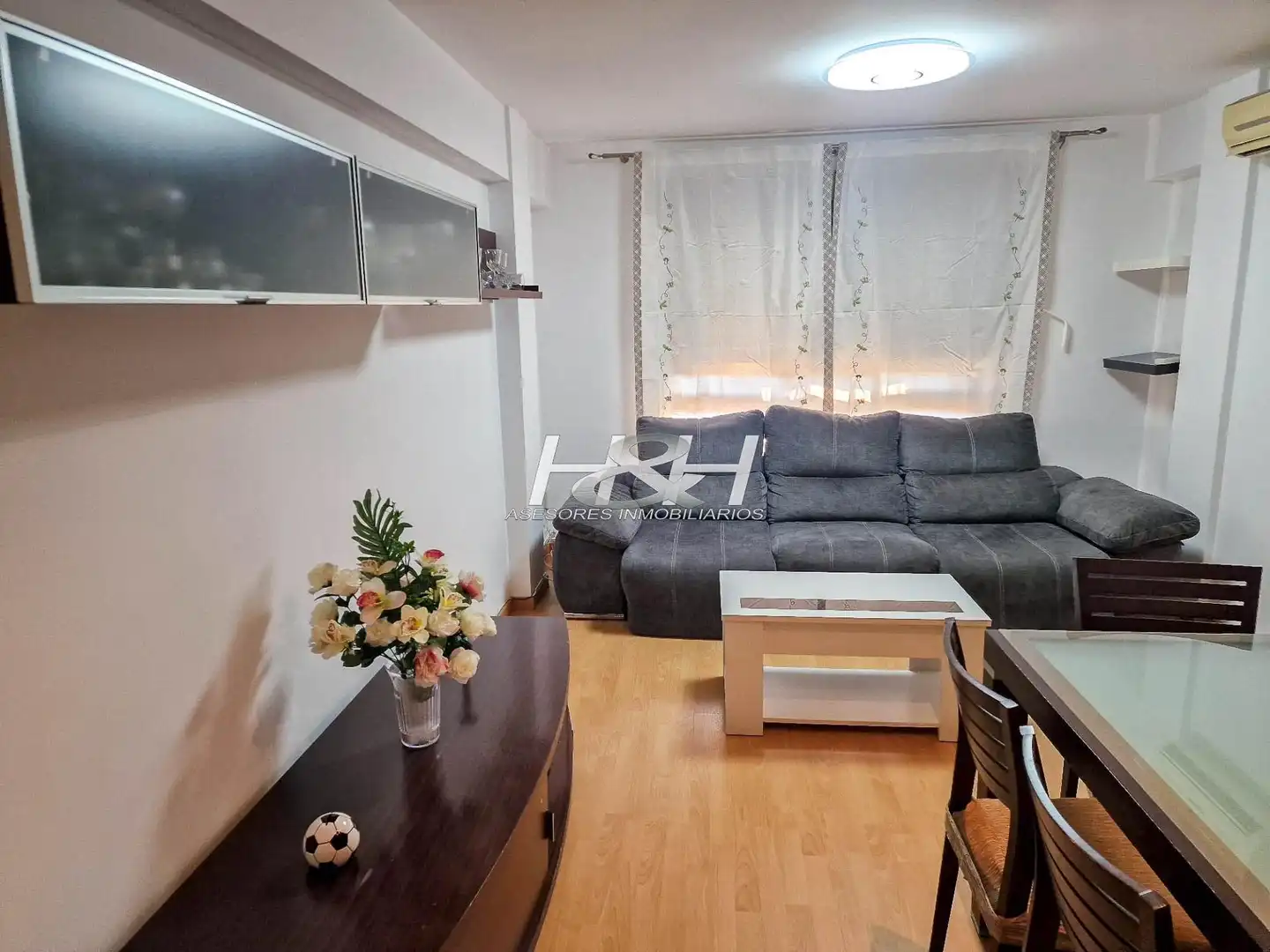 Living room of Flat for rent in Burjassot  with Air Conditioner, Storage room and Furnished