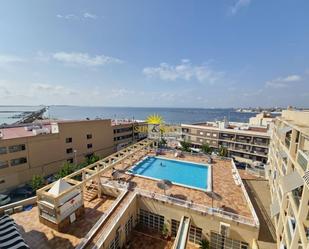 Piscina de Apartament de lloguer en San Pedro del Pinatar amb Aire condicionat, Terrassa i Piscina