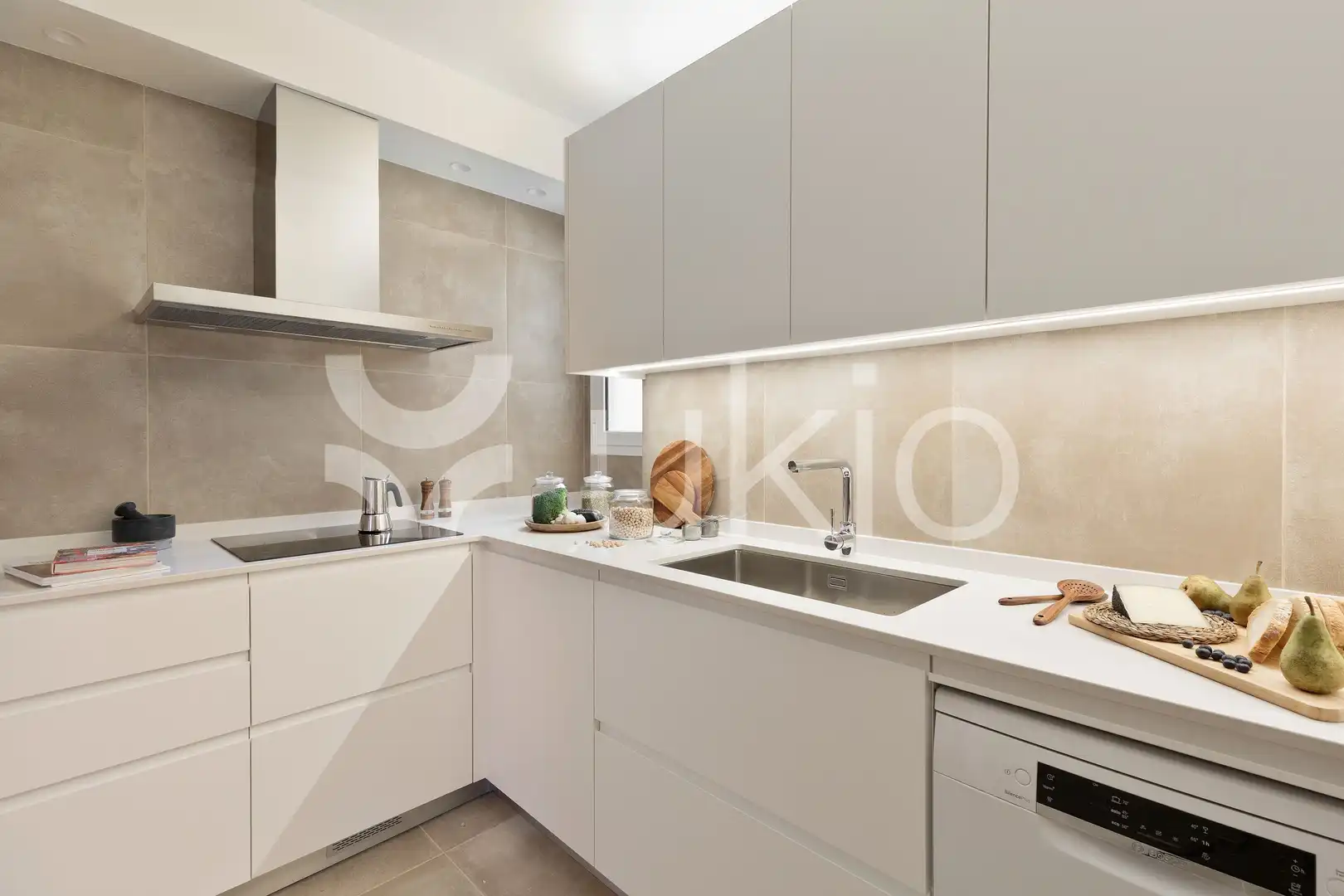 Cuina de Apartament de lloguer en Barcelona amb Aire condicionat, Terrassa i Moblat