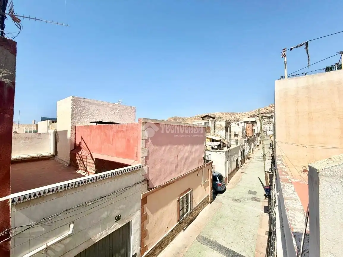 Vista exterior de Casa adosada en venda en Almería amb Terrassa i Balcó