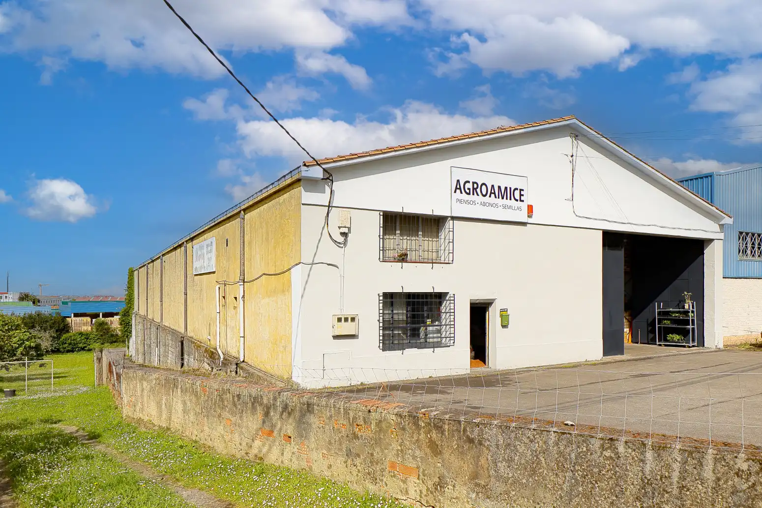 Vista exterior de Nau industrial en venda en Gijón 