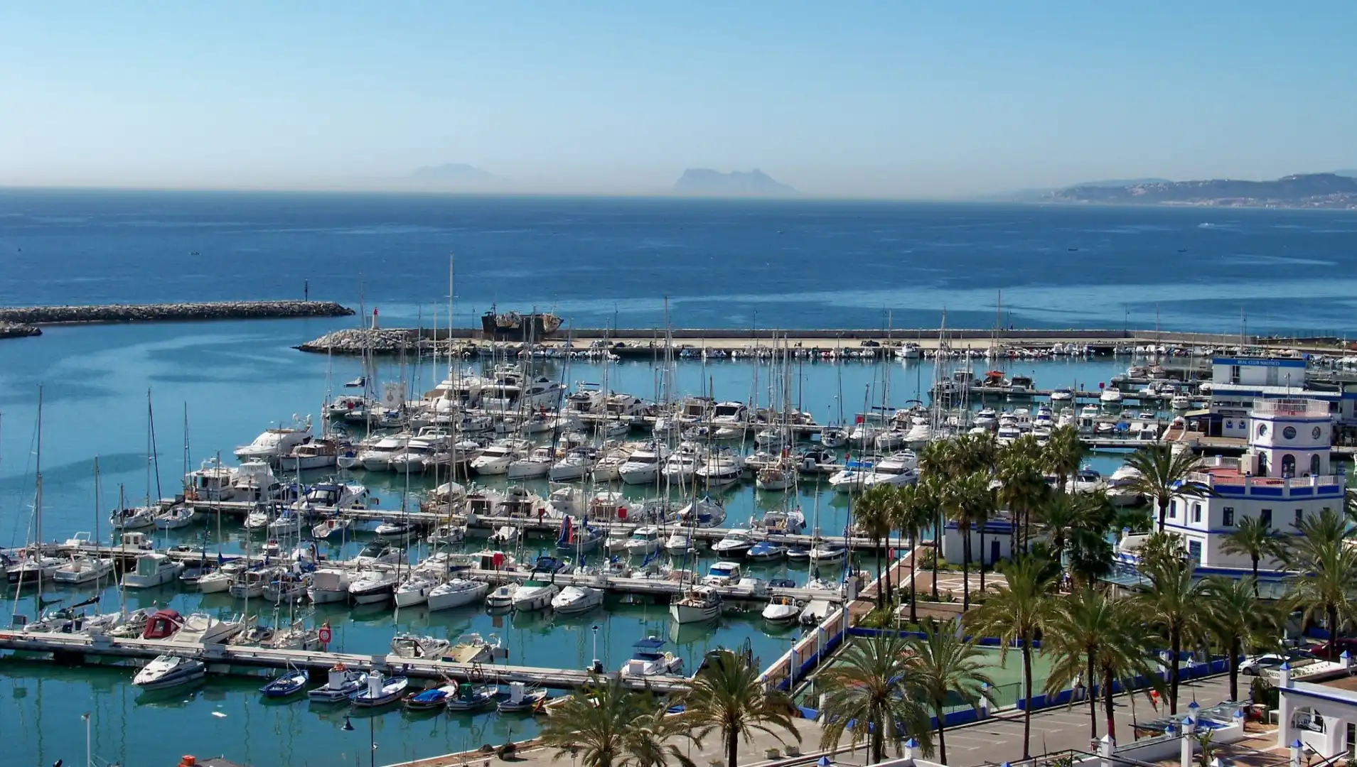 Vista exterior de Casa adosada en venta en Estepona con Aire acondicionado, Terraza y Amueblado