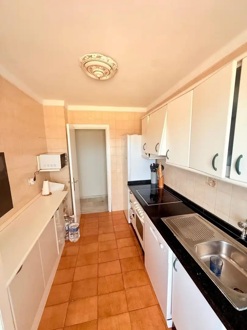 Cuina de Apartament de lloguer en Vélez-Málaga amb Piscina comunitària