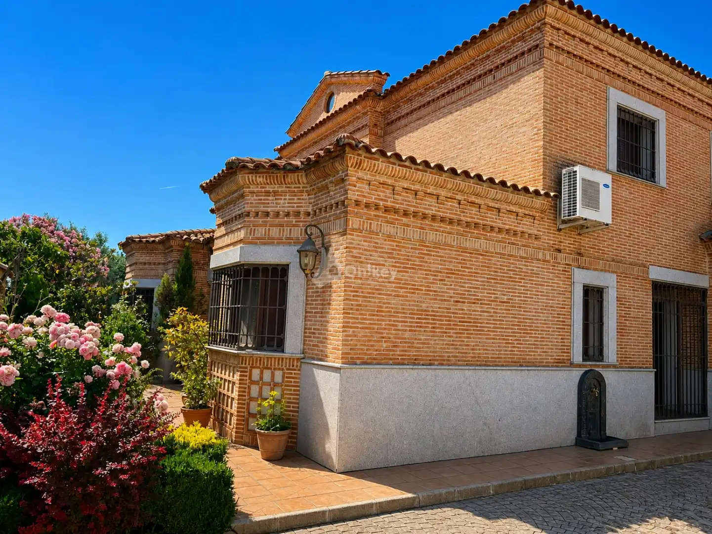 Vista exterior de Casa o chalet en venta en Cedillo del Condado con Aire acondicionado, Calefacción y Piscina