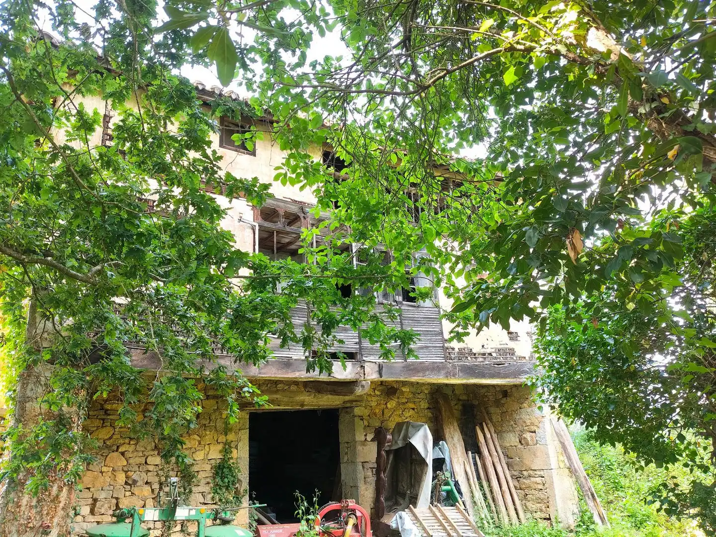 Vista exterior de Casa o xalet en venda en Salas amb Terrassa i Piscina