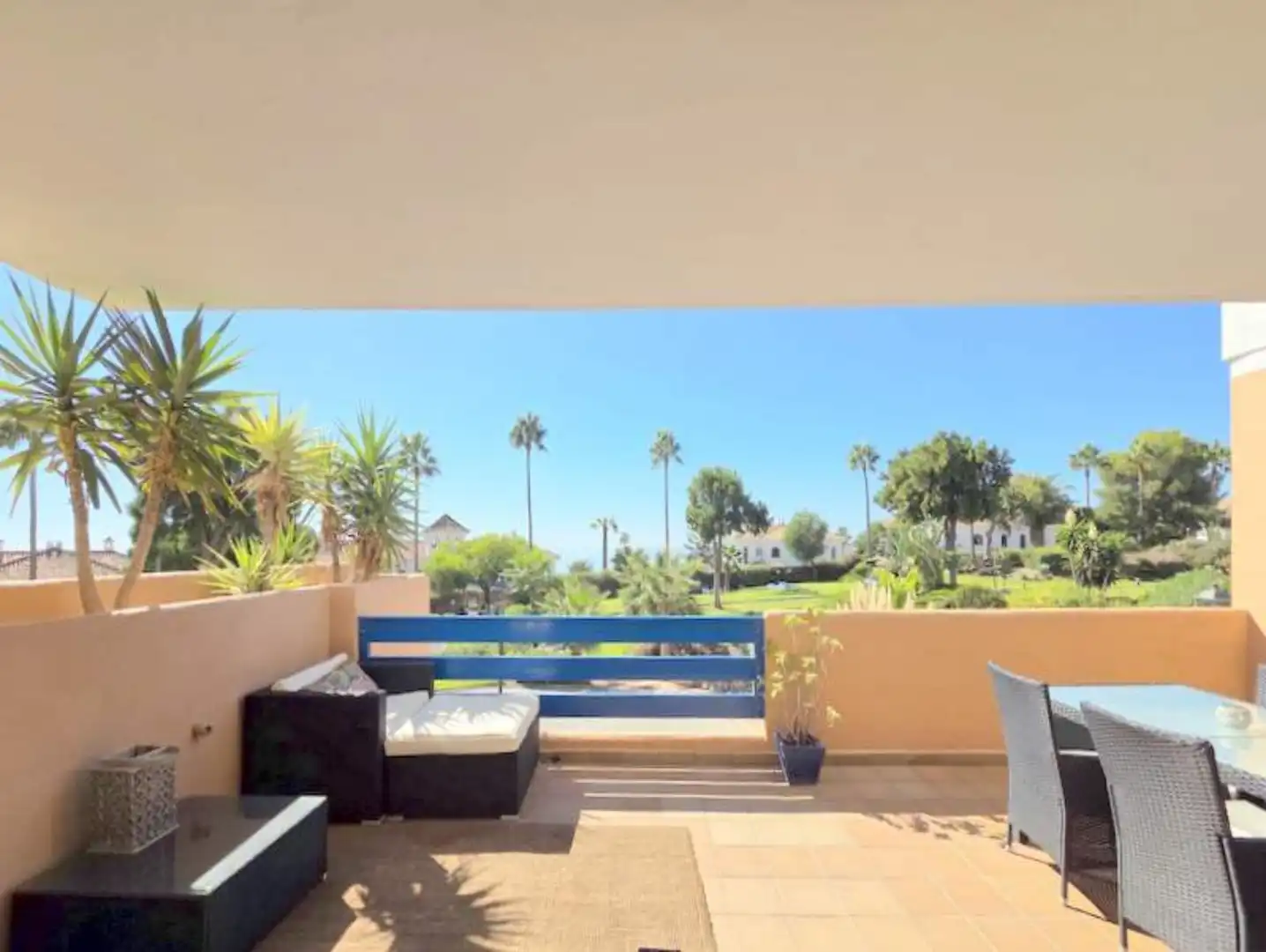 Jardí de Apartament en venda en Manilva amb Aire condicionat, Terrassa i Moblat