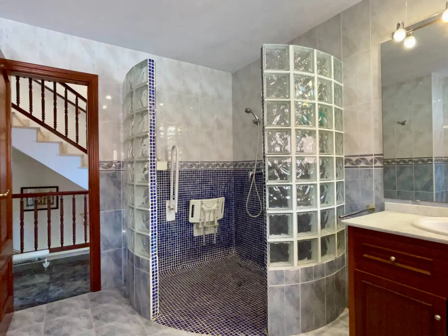 Badezimmer von Einfamilien-Reihenhaus zum Verkauf in Sant Vicenç de Montalt mit Klimaanlage, Heizung und Privatgarten
