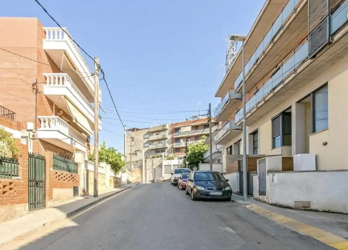 Außenansicht von Erdgeschoss zum Verkauf in Gavà mit Terrasse