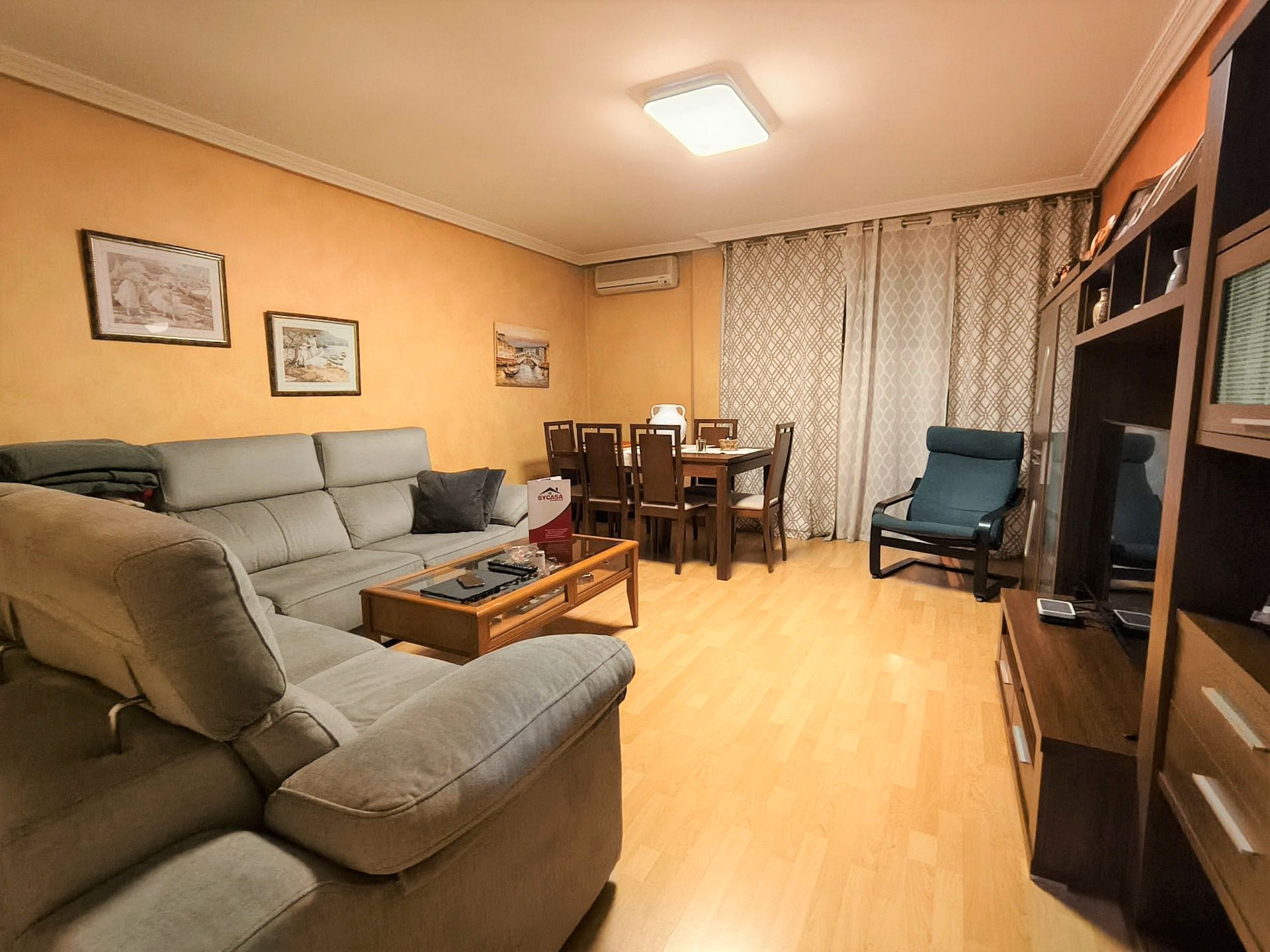 Living room of Flat for sale in Alcobendas  with Air Conditioner, Heating and Parquet flooring