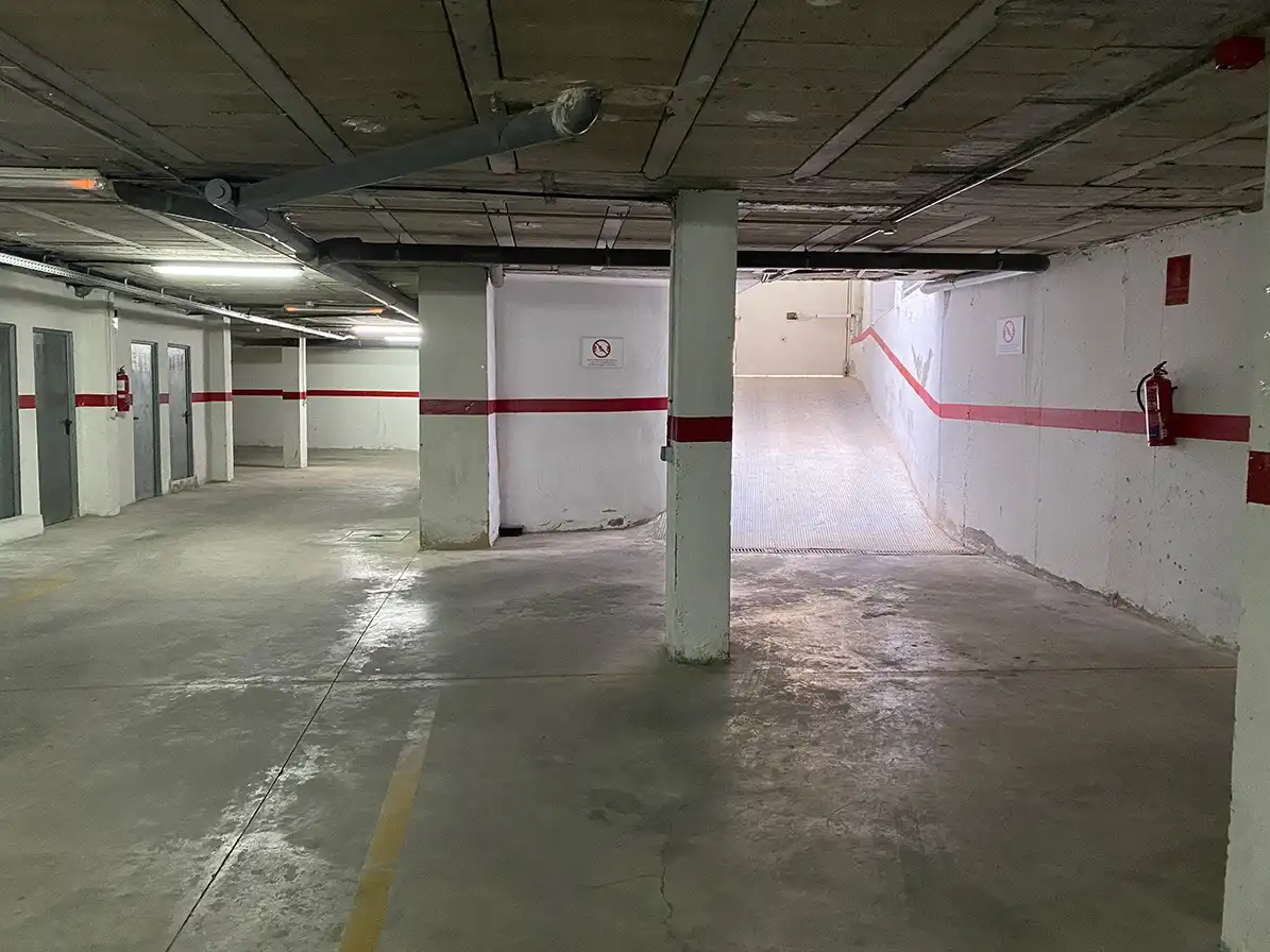 Parking de Dúplex de alquiler en La Algaba con Terraza y Amueblado
