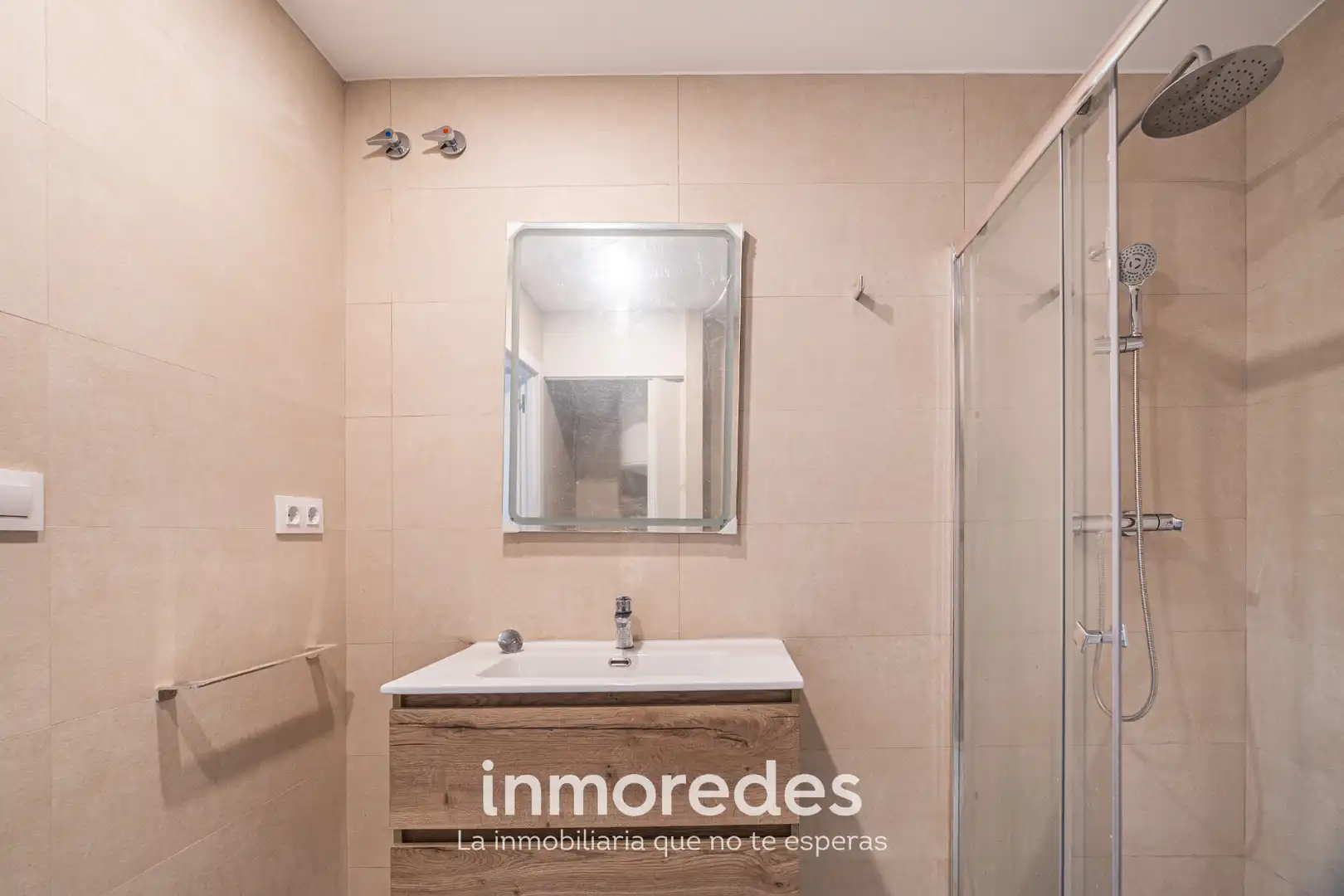 Badezimmer von Wohnung zum Verkauf in Santa Coloma de Gramenet mit Klimaanlage, Parkett und Ofen