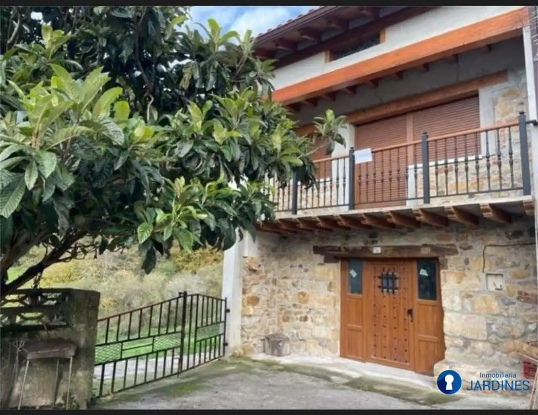 Casa amb jardí en venda a Limpias