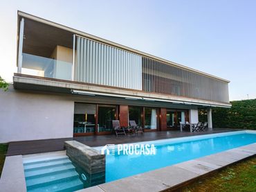 Detached house with pool for sale in Olimpia