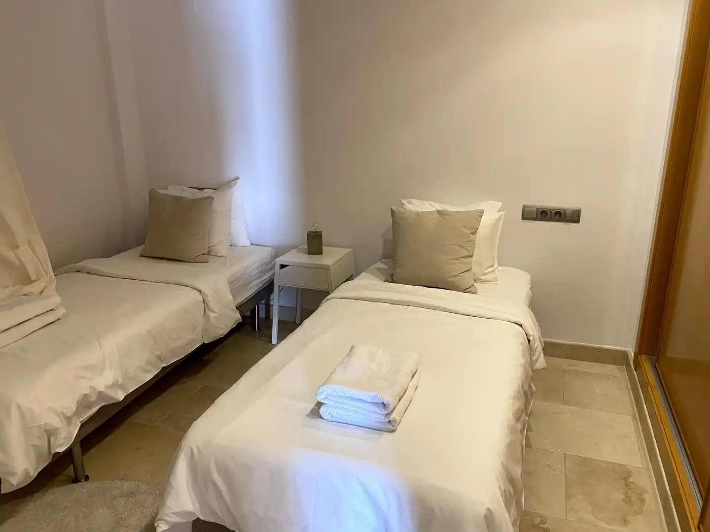 Dormitori de Casa adosada en venda en Benahavís amb Aire condicionat, Calefacció i Jardí privat