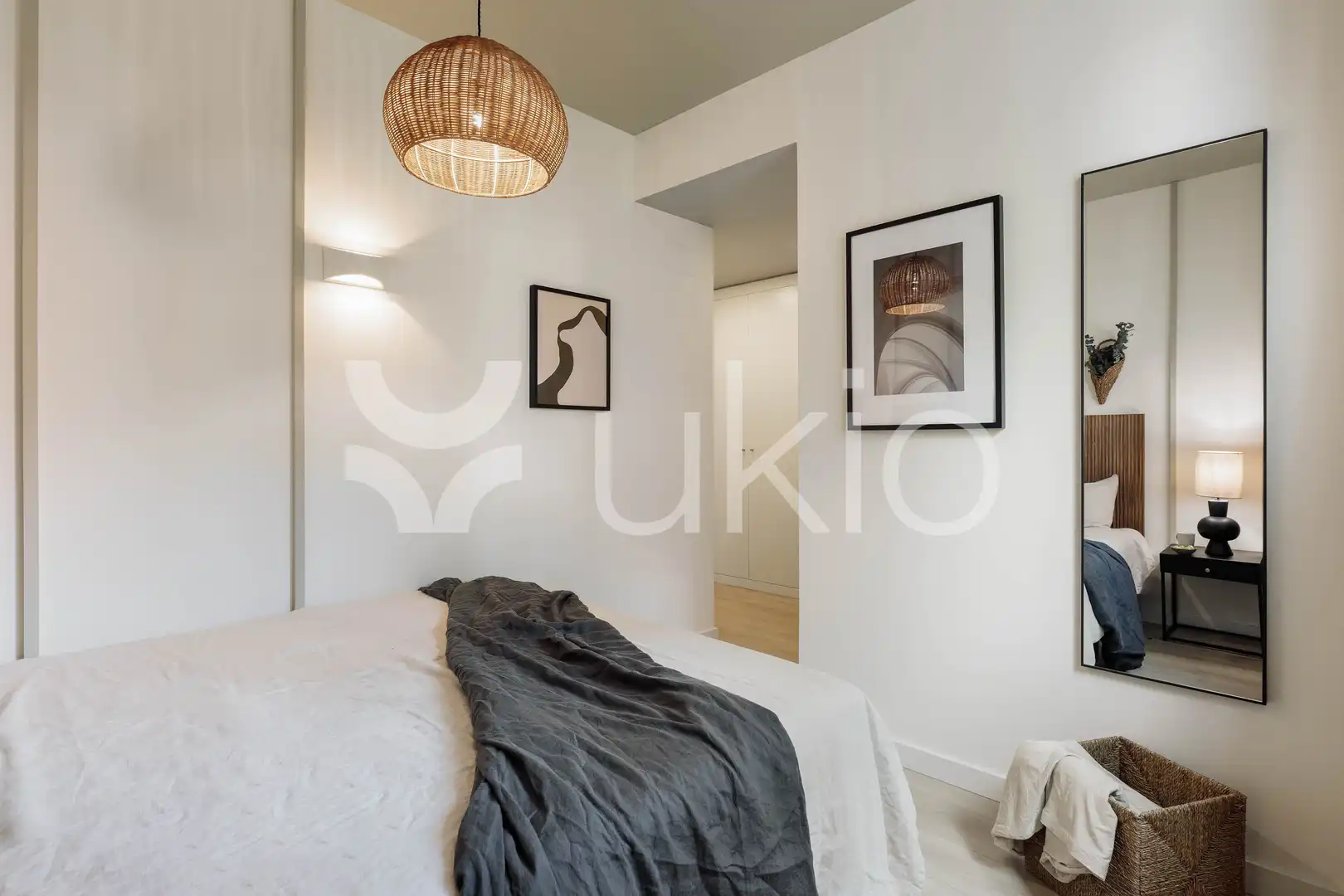 Dormitori de Apartament de lloguer en Barcelona amb Aire condicionat, Calefacció i Moblat