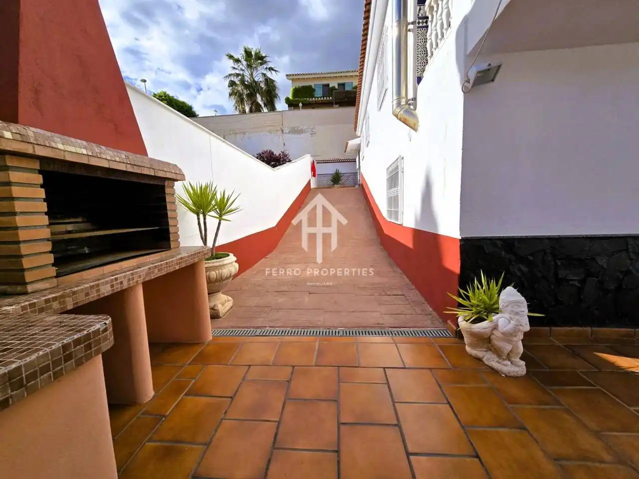 Vista exterior de Casa o xalet en venda en Loja amb Jardí privat, Terrassa i Piscina