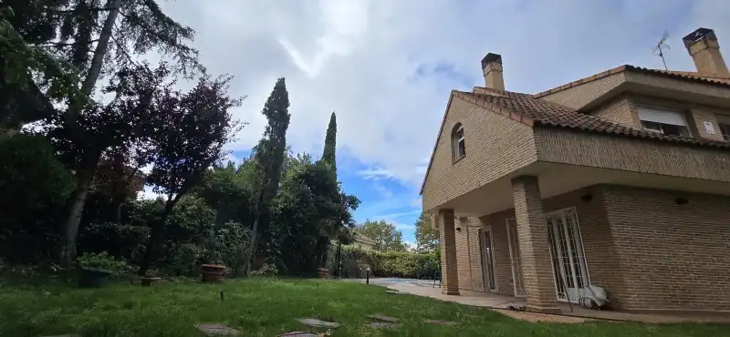 Exterior view of Houses for sale in Villaviciosa de Odón  with Air Conditioner, Heating and Terrace