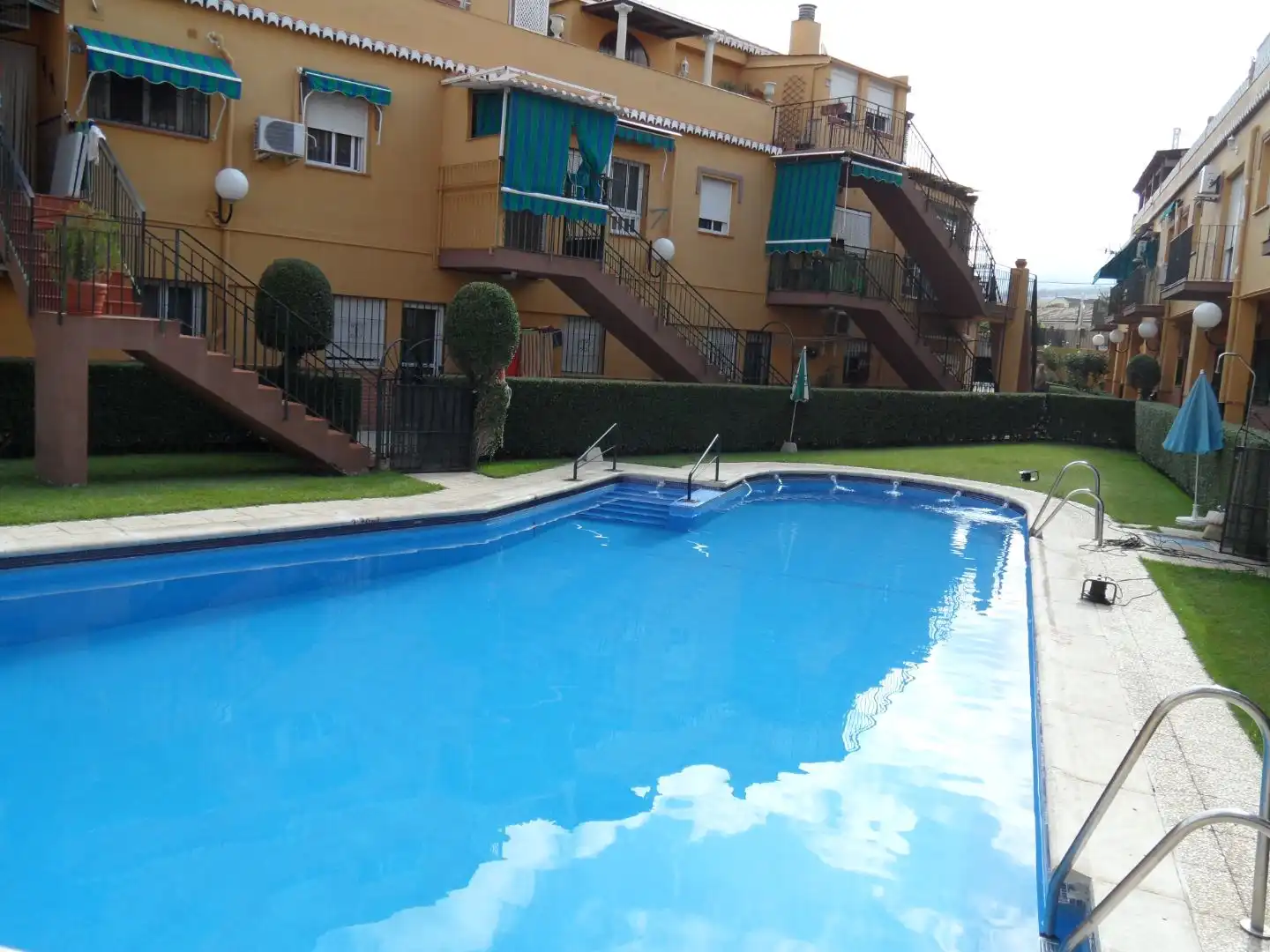 Piscina de Piso en venta en La Zubia Ciudad