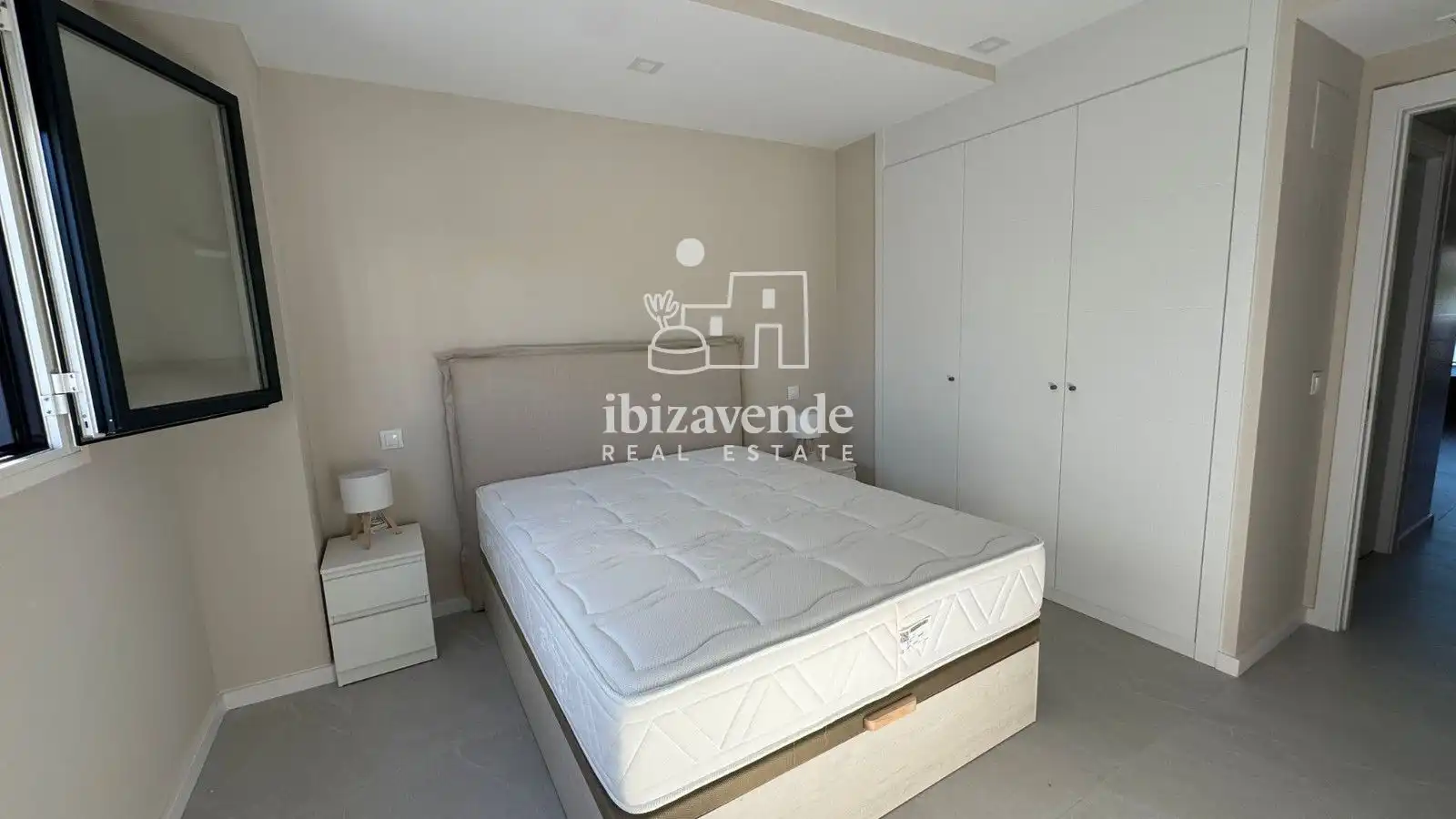 Dormitori de Pis de lloguer en Eivissa amb Aire condicionat, Terrassa i Piscina