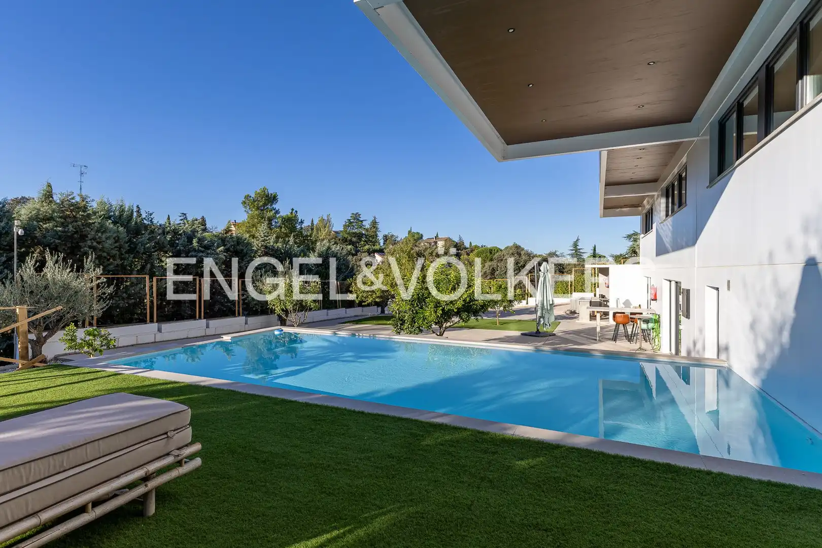 Swimming pool of Study for rent in Club de Golf