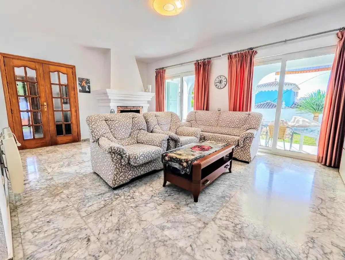 Sala d'estar de Casa o xalet en venda en Benalmádena amb Aire condicionat, Jardí privat i Terrassa