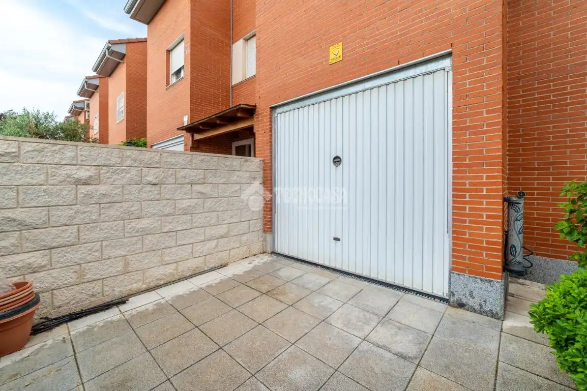 Aparcament de Casa adosada en venda en Paracuellos de Jarama amb Aire condicionat, Calefacció i Terrassa