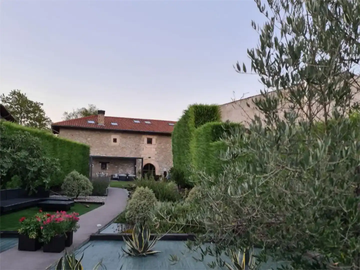 Vista exterior de Casa o xalet en venda en Vitoria - Gasteiz amb Piscina