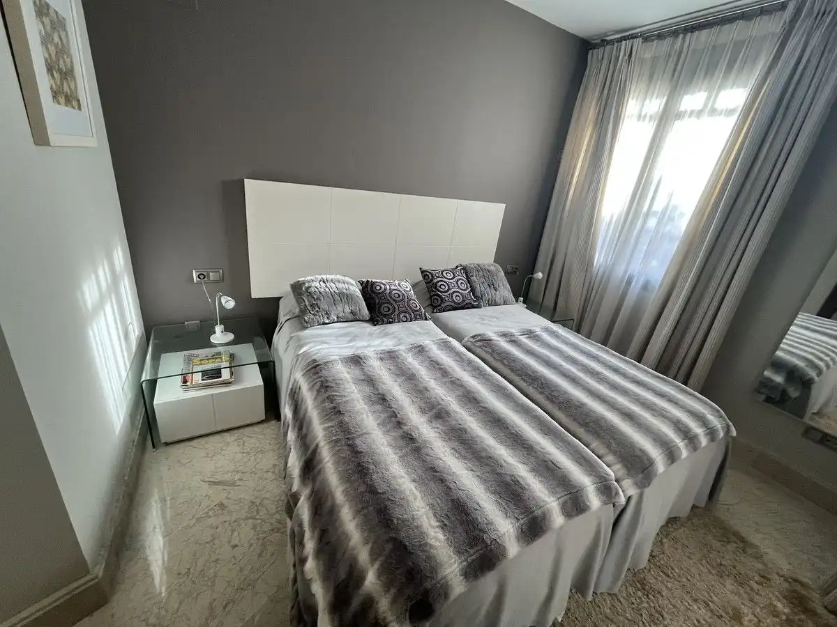 Dormitori de Apartament en venda en Marbella amb Aire condicionat, Jardí privat i Terrassa