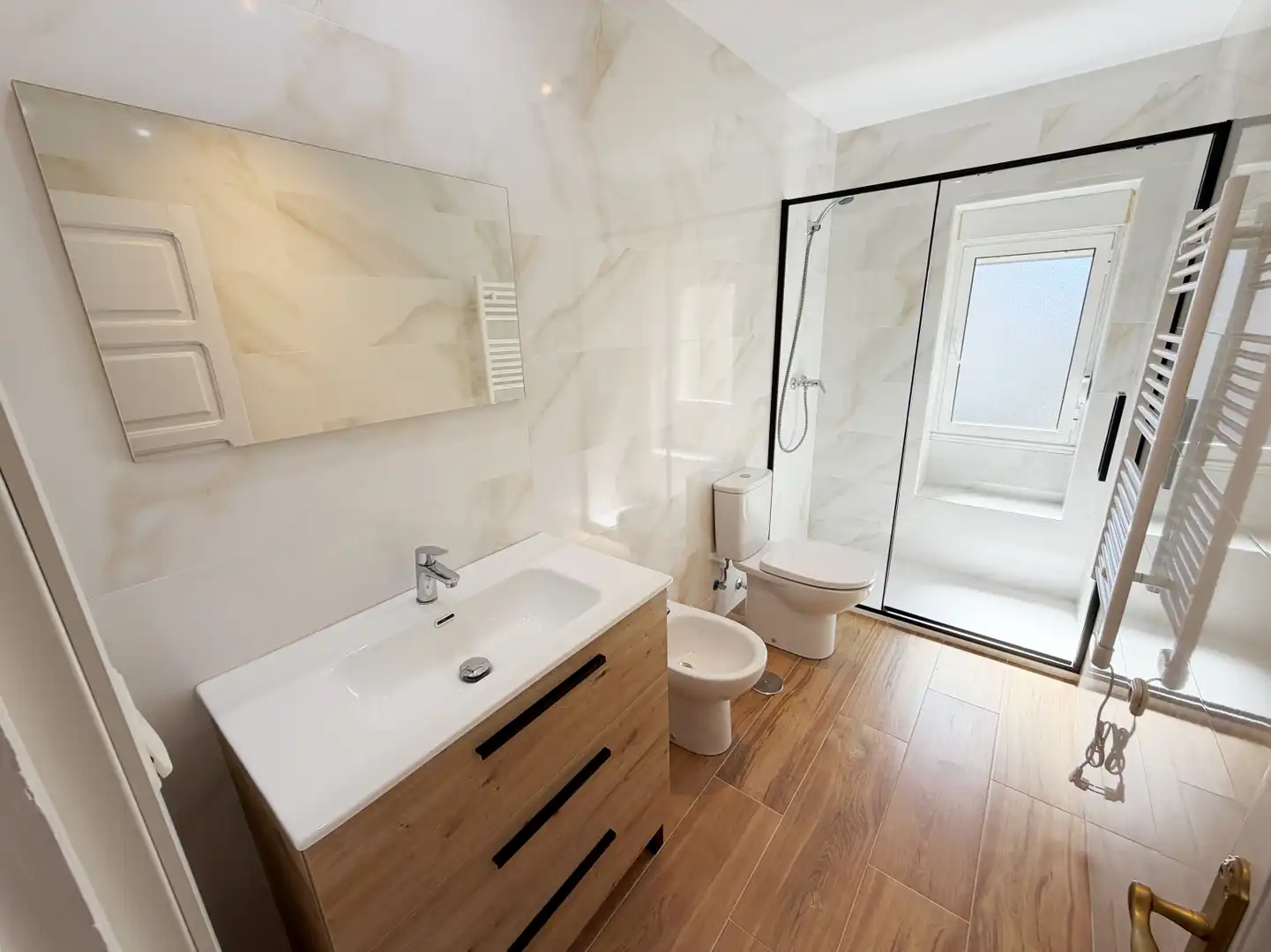 Badezimmer von Wohnung zum Verkauf in Castrillón mit Heizung und Abstellraum