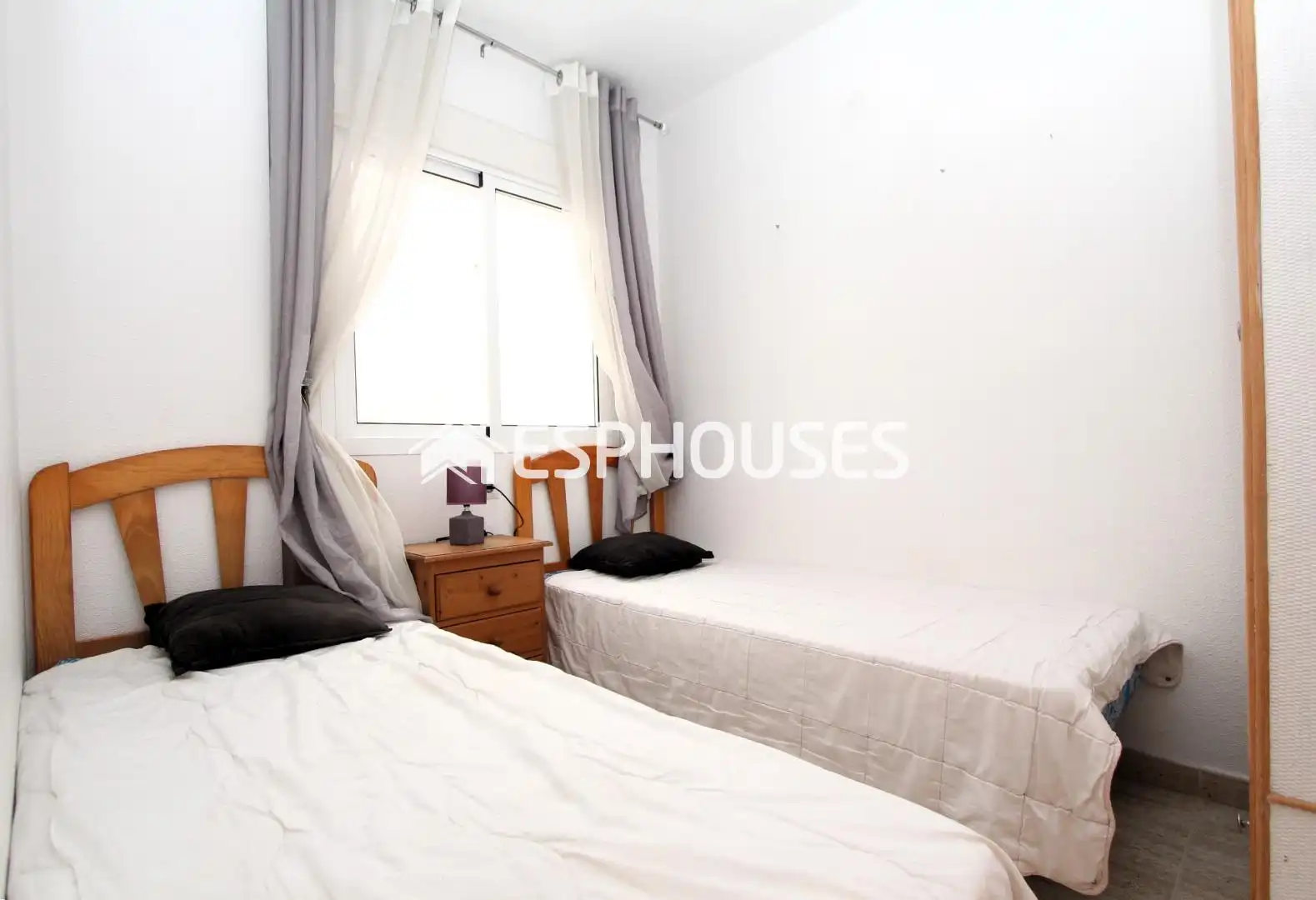 Habitación de Apartamento en venta en Guardamar del Segura con Aire acondicionado, Balcón y Piscina comunitaria